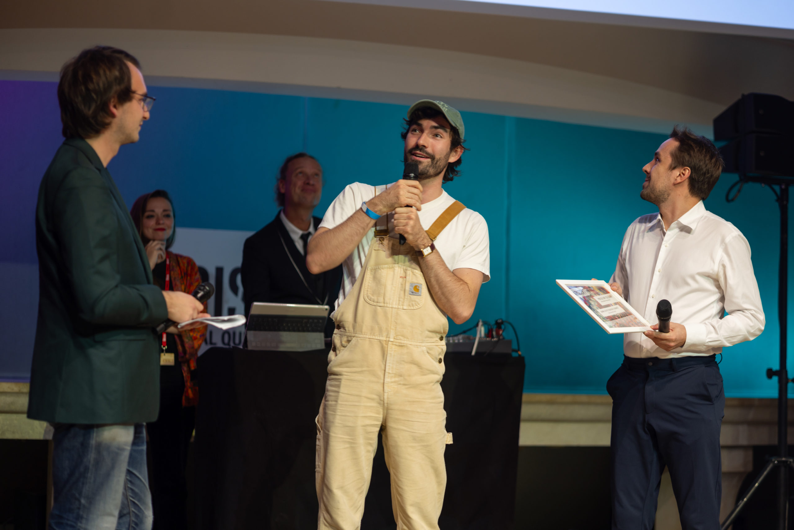 Antoine Salaün reçoit le Prix du Jury Collégien des mains de Raphaël Sart du CNES