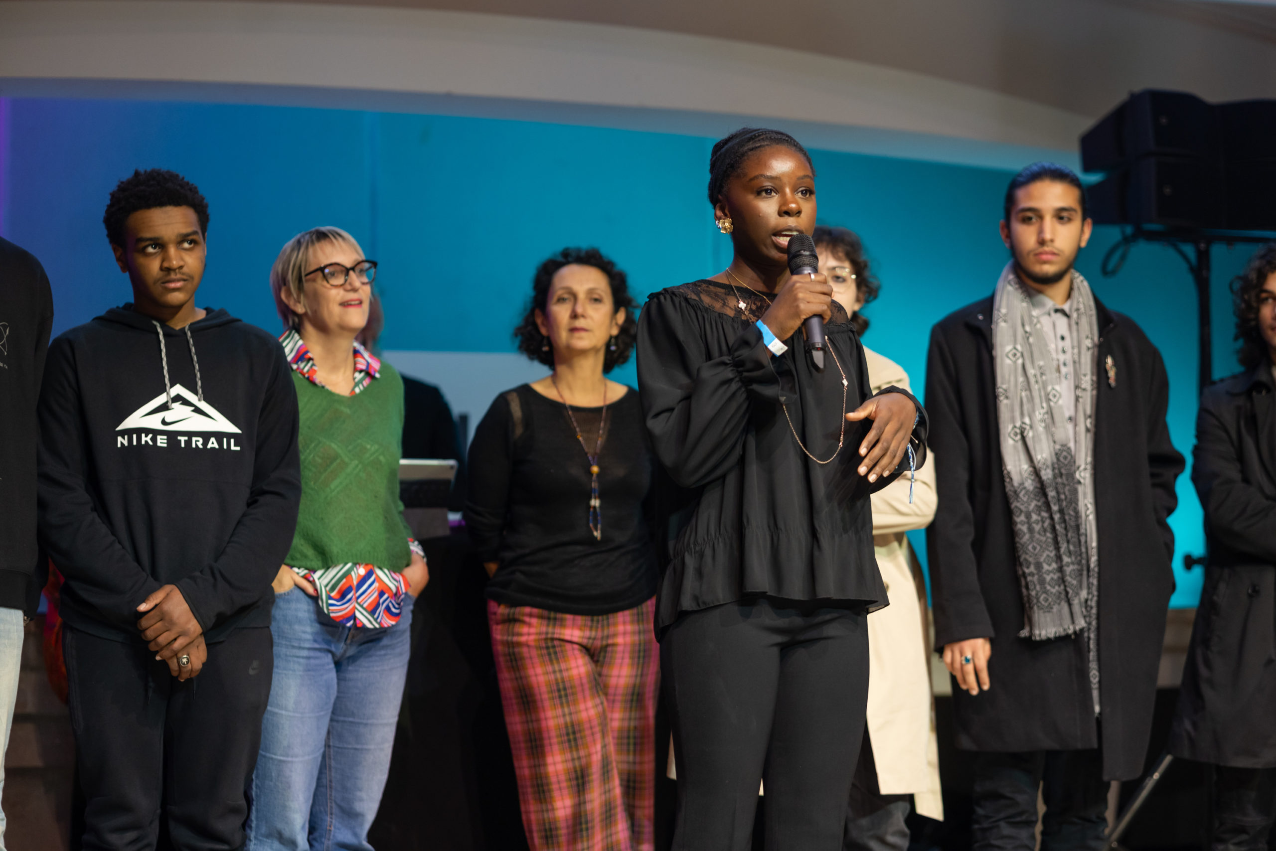 Une élève du lycée Hélène Boucher remet le Prix du Jury Lycéen 2024 sous l'oeil de Stéphanie Blanchandin et Caroline Richter-Bonini