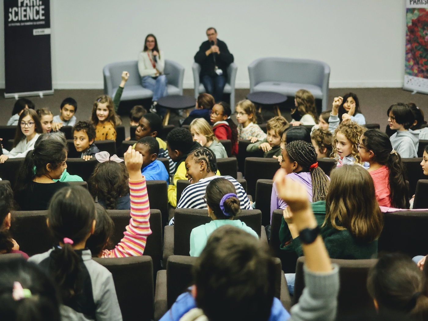 Sophie Eritzpokhoff assistante à la mission scolaire de Pariscience et Sidney Delgado maître de conférence en biologie à Sorbonne Université et chercheur à l'ISYEB du MNHN.